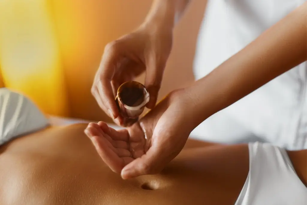 Masajes en Girona y Caldes de Malavella: Masaje abhyanga suave con aceite templado para calmar cuerpo y mente.