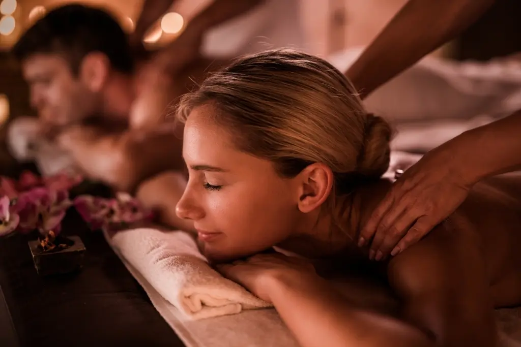 Masajes en Girona y Caldes de Malavella: Masaje en Pareja Sibarita con aceites cálidos y aromaterapia.