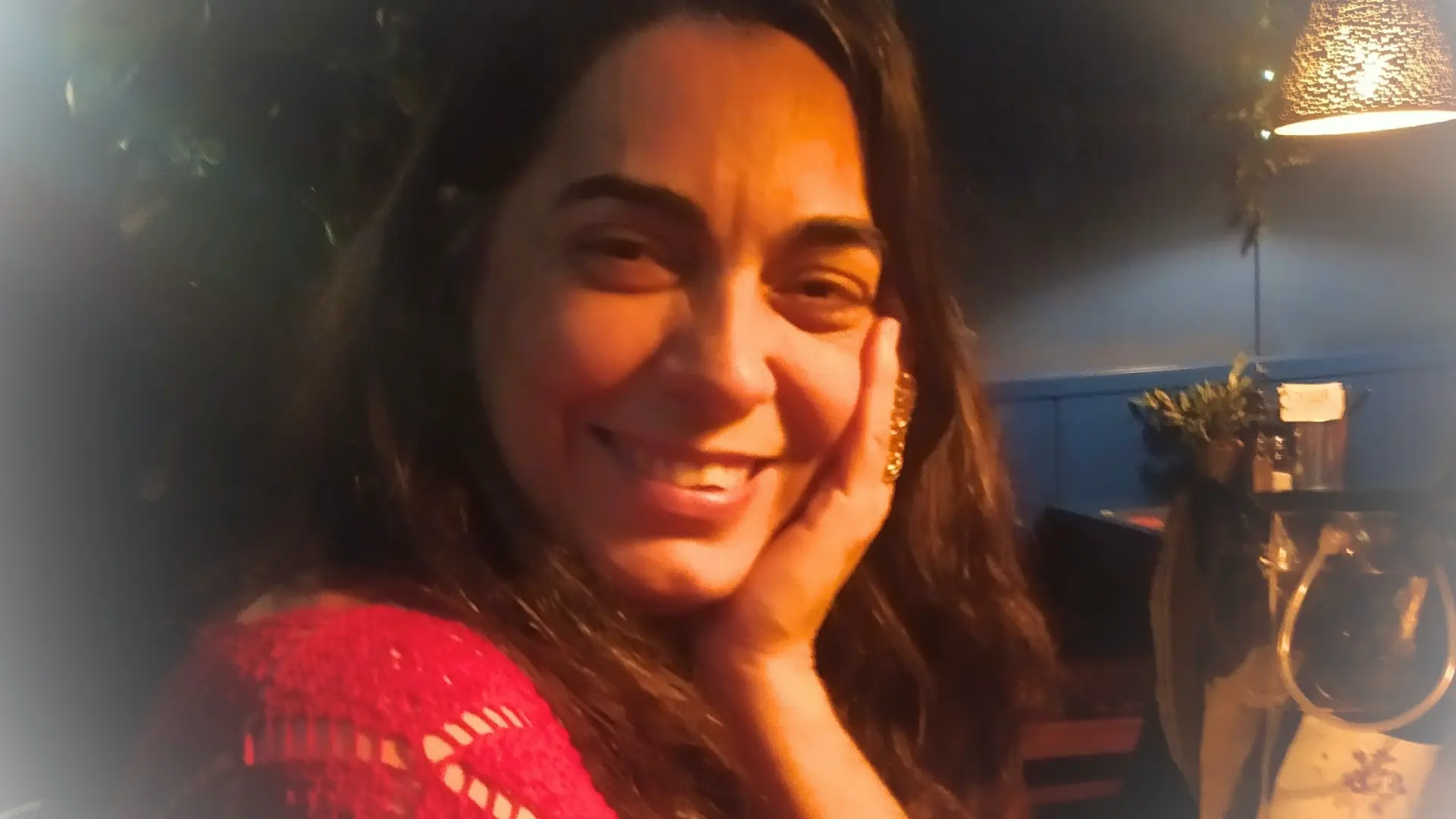 Esther Pintiado en un espacio íntimo y cálido, especialista en masaje emocional y acompañamiento terapéutico en Girona