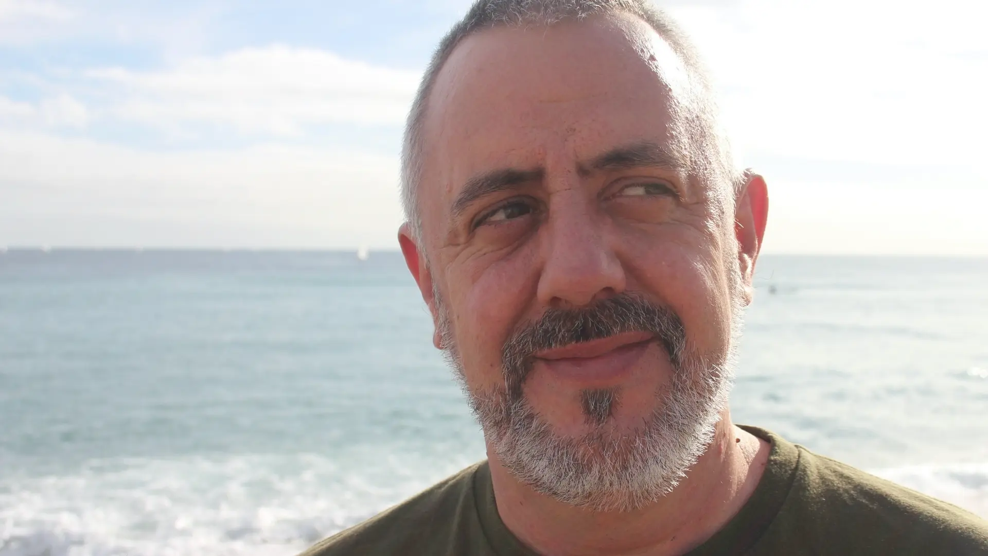 Sergi Pascual, terapeuta Gestalt y masajista en Girona, en una imagen cálida junto al mar