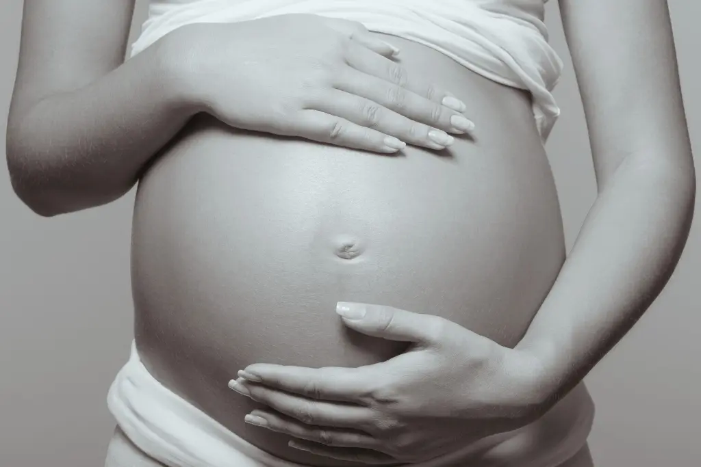 Masaje tailandés para embarazadas en Badalona, alivio y conexión con el cuerpo en gestación.