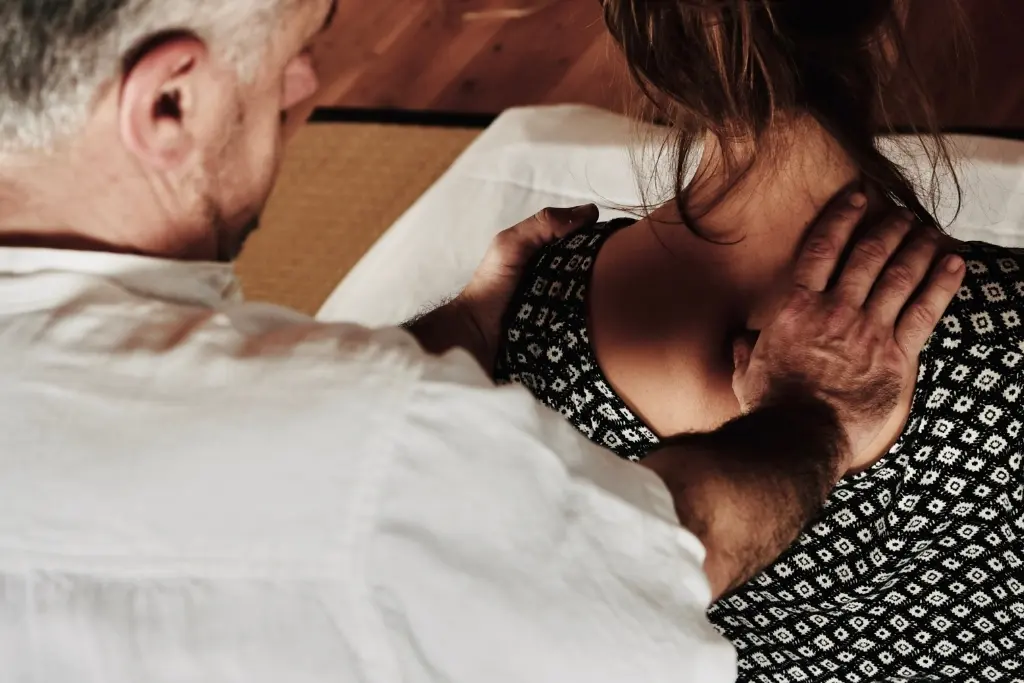 Masaje tailandés tradicional realizado en el espacio de Alquimia del Contacto en Badalona. Técnica ancestral basada en las líneas energéticas Sen que favorece el equilibrio físico, mental y emocional.