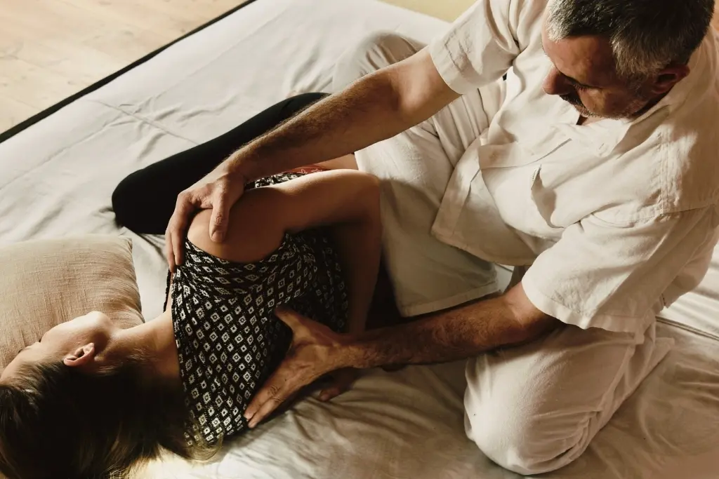 Masaje tailandés tradicional en Badalona para equilibrio y bienestar corporal.